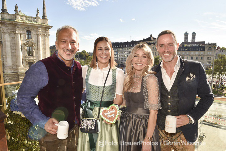 Sanjiv Singh (Ingolstadt Village) und Frau Funda Vanroy und Coreen Krosch (MCM) und Mann Bastian Krosch (Lucid Motors), : Ingolstadt Village x Koenigshof, Trachtenumzug, Oktoberfest München am 21.09.2025/ ©Foto: BrauerPhotos / Goran Nitschke 
